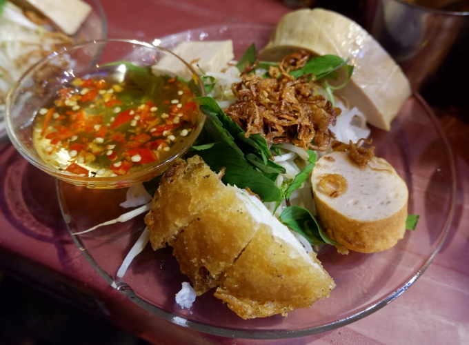 15.Bánh ướt bình dân ngay 'phố Wall' Sài Gòn