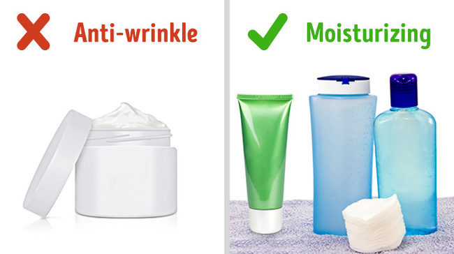 Sử dụng các sản phẩm ngừa lão hóa hàng ngày vẫn chưa đủ. Bạn cần sử dụng kem dưỡng ẩm nhằm duy trì độ ẩm cần thiết cho da. Ngoài ra đừng quên uống đủ nước trong ngày. 