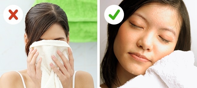 Lau mặt bằng khăn có thể khiến da bị tổn thương do chà xát. Thay vào đó hãy dùng khăn mềm chuyên dụng cho da mặt, thấm nhẹ nhàng. Nếu không vội, bạn có thể để làn da tự khô mà không nhất thiết phải sử dụng đến khăn. 