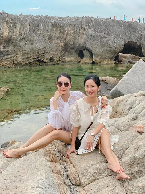 Gia đình Hà Kiều Anh thường xuyên du lịch cùng ba mẹ con nhà Hồng Nhung. Kỳ nghỉ lễ này, cả team lại cùng nhau tới Ninh Thuận trải nghiệm thực tế. "Hai gia đình Bê Hà Kiều Anh và Bống Lê Hồng Nhung đã có một kỳ nghỉ tuyệt vời giữa núi rừng và biển cả. Mẹ cùng các con được hòa mình với thiên nhiên, hưởng bầu không khí trong lành. Nhiều cảnh đẹp đến nỗi chụp hình mỏi cả tay. Chỉ tiếc thời gian trôi mau quá... phải về rồi", Hà Kiều Anh chia sẻ.