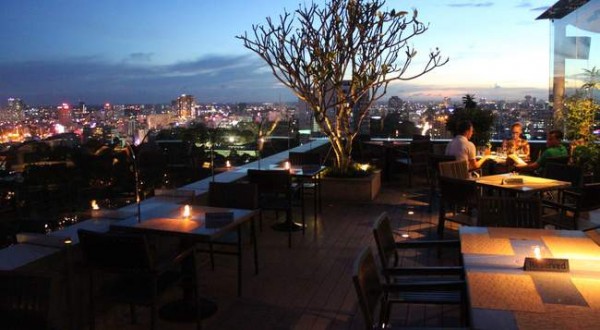20. Ngắm toàn cảnh Sài Gòn về đêm với 5 quán café sau9