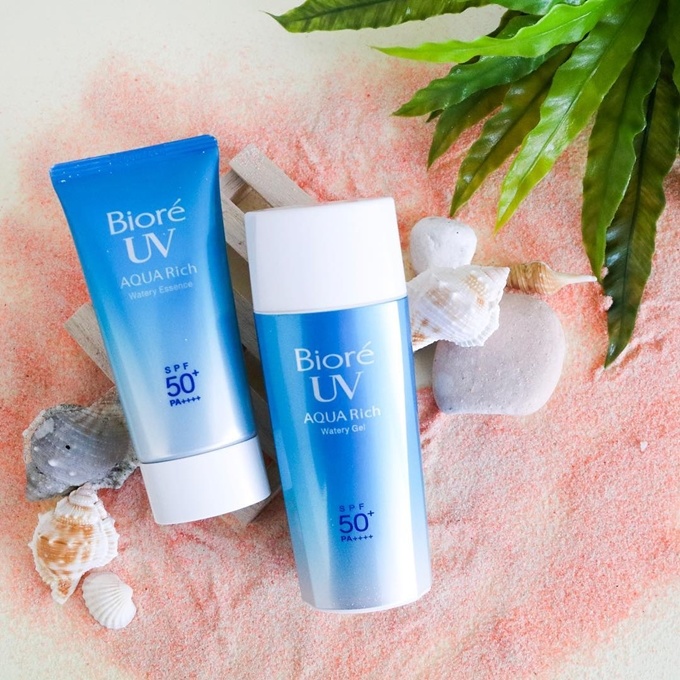 Kem chống nắng Biore Aqua Rich Watery Essence SPF50+/PA++++ là kem chống nắng hóa học nền nước, phù hợp với da dầu. Sau khi thoa lên da, sản phẩm sẽ tạo thành lớp nền nhẹ, nâng tone da tự nhiên.  Giá tham khảo: 150.000 đồng.