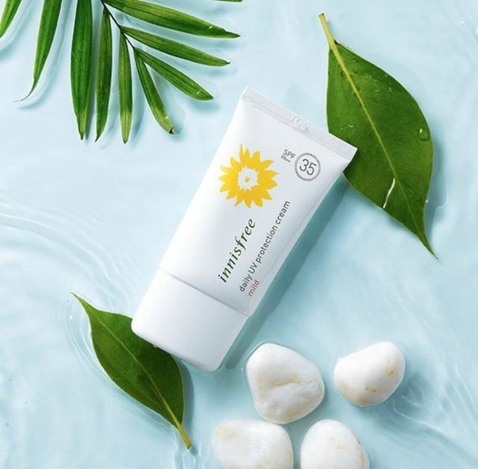 Innisfree Eco Safety No Sebum Sunblock SPF35 PA+++ gây ấn tượng ở khả năng kiềm dầu, chất kem màu trắng dễ tán giúp che phủ lỗ chân lông, làm trắng da.  Giá tham khảo: 200.000 đồng.