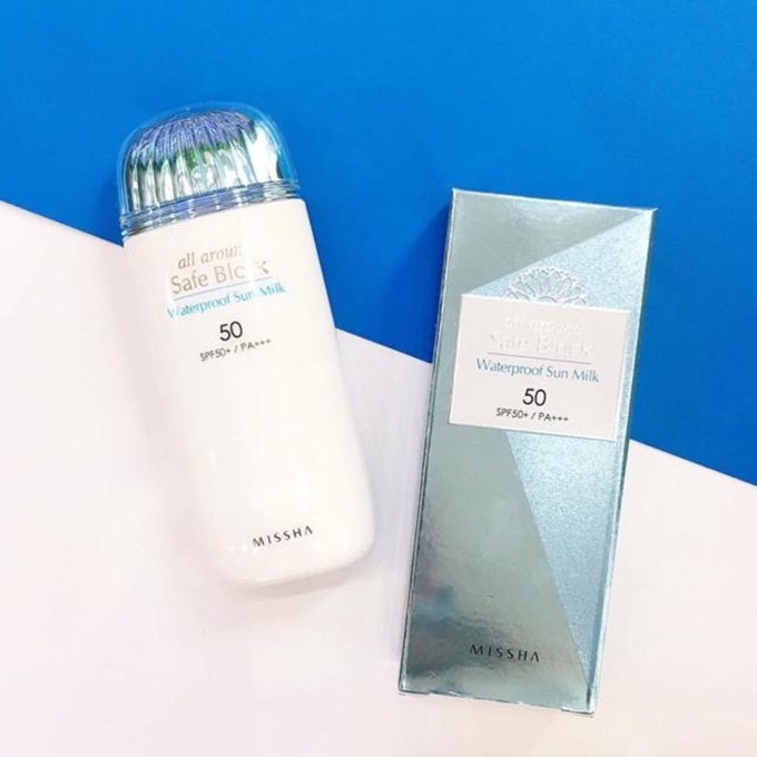 Missha All Around Safe Block Waterproof Sun Milk có chỉ số chống nắng cao, chống trôi và đổ mồ hôi hiệu quả. Sản phẩm tiệp ngay vào da sau khi thoa, mang đến vẻ căng mọng cho da.  Giá tham khảo: 300.000 đồng.