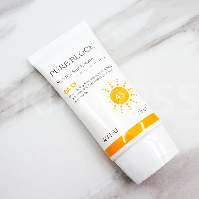 A' Pieu Natural Sun Cream Daily có kết cấu dạng lotion lỏng, dễ dàng thẩm thấu vào da, để lại lớp nền có độ bóng nhẹ tự nhiên. Khả năng che phủ khuyết điểm vừa phải nên sản phẩm này thích hợp với những làn da không có nhiều khiếm khuyết.  Giá tham khảo: 150.000 đồng.