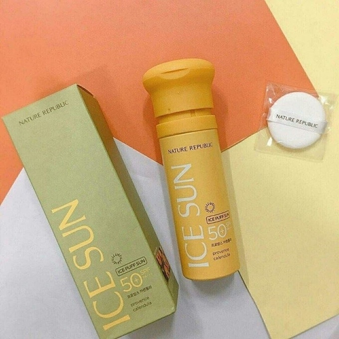 Nature Republic Ice Puff Sun là sản phẩm tích hợp vừa chống nắng, vừa làm mát, vừa là lớp nền mỏng nhẹ. Sau khi thoa lên da, sản phẩm để lại lớp nền căng mịn theo đúng xu hướng 'glass skin'.  Giá tham khảo: 300.000 đồng.