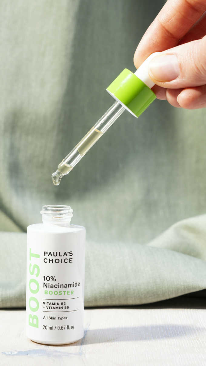 Serum Paula’s Choice 10% Niacinamide Booster có thành phần chính là vitamin B3 và B5 có khả năng se khít lỗ chân lông, cải thiện sắc tố da, ngăn ngừa lão hóa. Tinh chất có kết cấu nhẹ, dạng lỏng trong suốt, không mùi dễ dàng thẩm thấu vào sâu trong da. Sản phẩm phù hợp cho mọi loại da. Giá tham khảo: 1.800.000 đồng (20 ml)