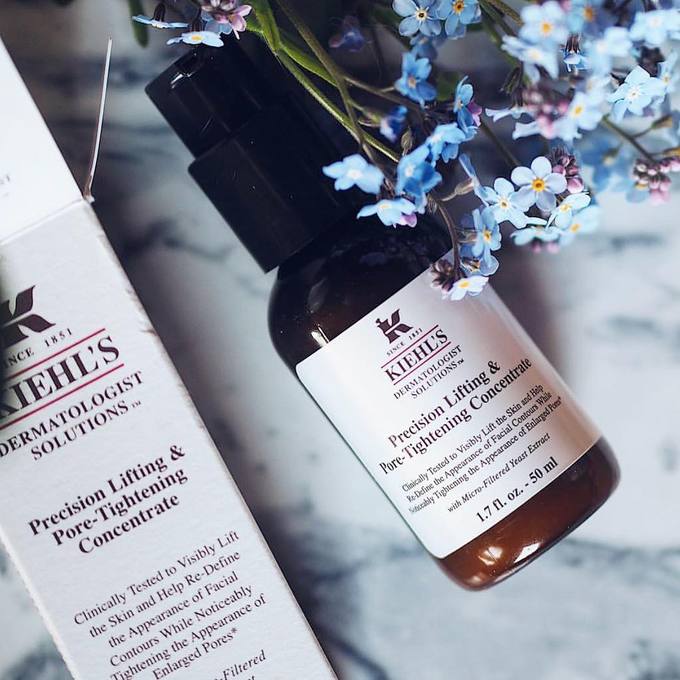 Kiehl’s Precision Lifting & Pore-Tightening Concentrate có dạng lỏng nên nhanh thẩm thấu vào da cùng hương thơm thảo mộc dễ chịu. Sản phẩm có tác dụng cải thiện độ đàn hồi cho làn da, thu nhỏ lỗ chân lông từ đó giúp da săn chắc, trẻ trung hơn. Giá tham khảo: 1.500.000 đồng (50 ml)