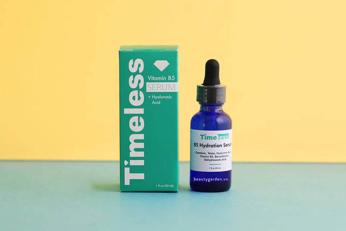 Thuộc phân khúc bình dân nhưng serum Timeless B5 Hydration có hiệu quả vượt xa giá tiền. Sản phẩm đặc biệt phù hợp với làn da tổn thương sau khi điều trị mụn, chịu hậu quả của kem trộn. Công thức lành tính, dịu nhẹ không gây bít tắc lỗ chân lông mà còn góp phần hạn chế tiết dầu, từ đó góp phần thu nhỏ lỗ chân lông. Giá tham khảo: 550.000 đồng (30 ml)