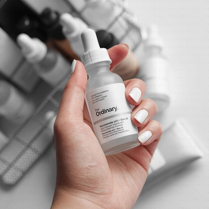 The Ordinary Niacinamide 10% + Zinc 1% phù hợp cho người có làn da dầu, dễ bị nổi mụn trứng cá. Thành phần Niacinamide và kẽm của sản phẩm này ngoài việc giúp da mềm mại, săn chắc hơn cũng có tác dụng cải thiện tình trạng ửng đỏ, thâm do mụn khá tốt. Giá thành phải chăng là một trong những điểm cộng nổi bật của sản phẩm.  Giá tham khảo: 250.000 đồng (30 ml)