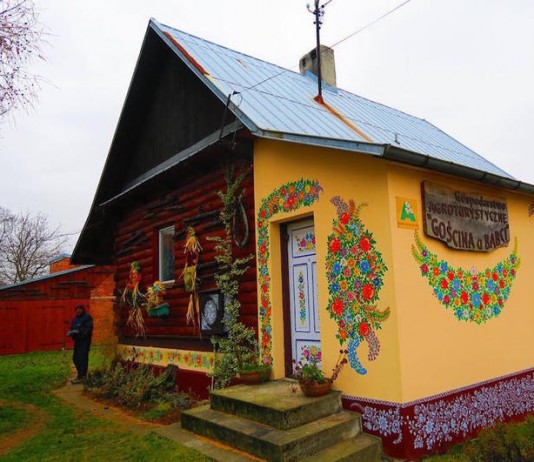 Thị trấn ‘hoa nở khắp tường’ như vườn cổ tích ở Ba Lan