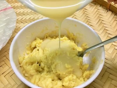 Bước 1: Sầu riêng lấy phần cơm, dùng dĩa tán nhuyễn, cho phần sữa đặc vào trộn đều.