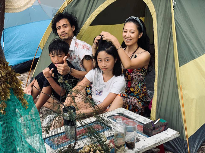 Ngay cái tên Robinson đã khơi dậy trí tò mò cho du khách. Đúng như những gì người ta hình dung, đây giống như một hoang đảo - nơi hoàn toàn không có ánh đèn điện và không có người ở, tất nhiên, cũng có nhà hàng, khách sạn hay các tiện ích du lịch. Chị Mây Phạm - bà xã Phạm Anh Khoa - bật mí trên trang cá nhân, Robinson là một bãi tắm tư nhân do một người bạn cùng quê với Anh Khoa quản lý nằm tại vịnh Cam Ranh, Khánh Hòa. Gia đình đã liên lạc trước để đặt chỗ cũng như được tư vấn và cung cấp các thiết bị cơ bản cho kỳ nghỉ ở đây.