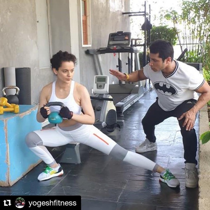 Chương trình tập luyện của Kangana bao gồm cả tập cardio, tập tạ nhằm đẩy nhanh quá trình đốt mỡ, ép cân cấp tốc. Yogesh đặc biệt chú trọng vào việc siết cơ đùi, vòng eo cho Kangana với các bài tập như lunges, squat kết hợp tạ. 