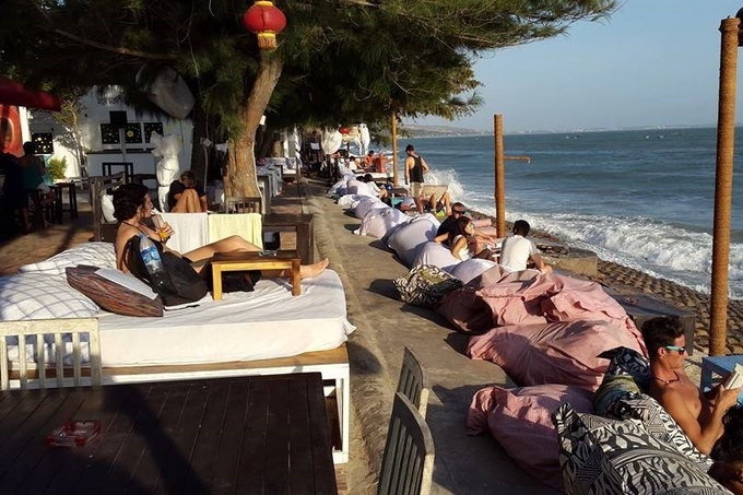 Bắt đầu hoạt động từ năm 2012, Dragon Beach trên đường Nguyễn Đình Chiểu là một trong những quán bar hút khách ở Mũi Né nhờ view đẹp và không gian độc đáo với những chiếc ghế lười kê sát biển, mang lại trải nghiệm thú vị.