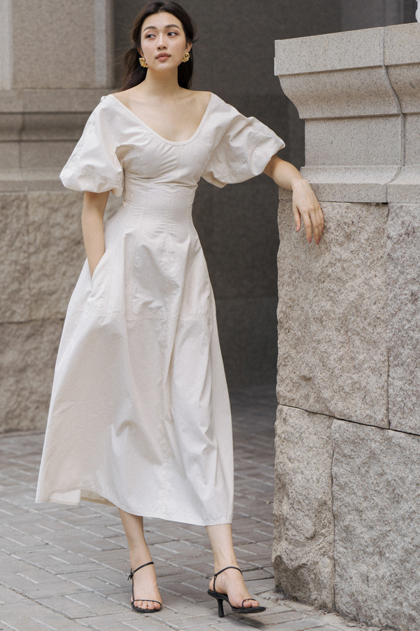 Các mẫu váy của Lâm Gia Khang được chăm chút về phần chọn chất liệu hợp mùa và tạo phom tôn nét gợi cảm, thanh nhã cho người mặc.