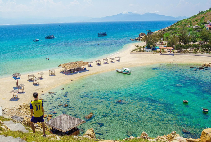 Bãi tắm đôi ở Hòn Nội (Nha Trang) với hai bãi biển chung một bờ cát.