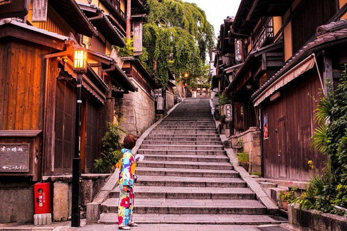 Bên cạnh đó, thứ gây ấn tượng với khách du lịch là những con đường dẫn lên chùa đẹp như một thước phim cổ trang. Bạn có thể diện bộ kimono hoặc hóa trang thành các Maiko (Geisha tập sự) dạo phố, chụp cả trăm kiểu ảnh không biết chán.