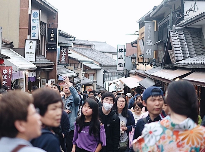 Sannen-zaka là một trong những phố mua sắm nổi tiếng ở Kyoto, vì thế không chỉ du khách mà người địa phương cũng tụ tập về đây vào dịp cuối tuần. Ngày trong tuần thì đỡ chen chúc hơn. Đường đi quanh co, nhiều dốc, dễ thấm mệt. Bạn có thể ghé vào quán cà phê, trà hàng trăm tuổi ven đường nghỉ ngơi.  Địa chỉ: 1-294 Kiyomizu, quận Higashiyama, thành phố Kyoto.