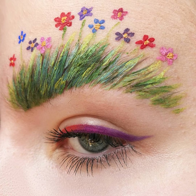 Cô gái này lại chọn cách vẽ một vườn hoa rực rỡ trên lông mày kết hợp kẻ mắt cùng tone màu. 