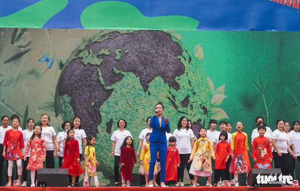 Nữ ca sĩ Ái Phương cùng 100 bạn nhỏ, người dân hát vang ca khúc "Như hòn bi xanh" mở đầu chương trình "Ngày tử tế 2019" - Ảnh: NGUYỄN HIỀN