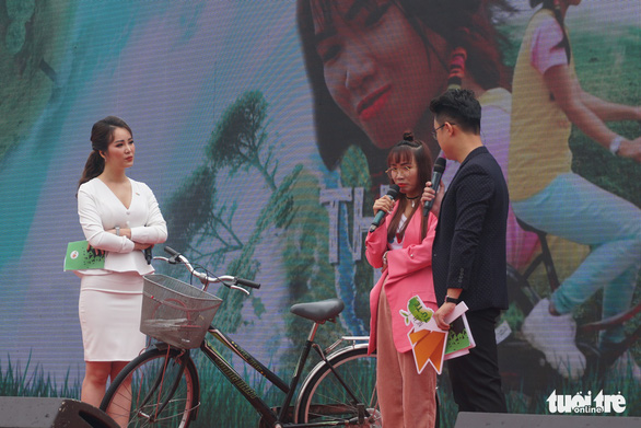 Cô gái nhỏ nhắn - Thủy rác cùng chiếc xe đạp đã vượt qua hành trình nhặt rác xuyên Việt của mình cũng có mặt tại "Ngày tử tế" - Ảnh: NGUYỄN HIỀN