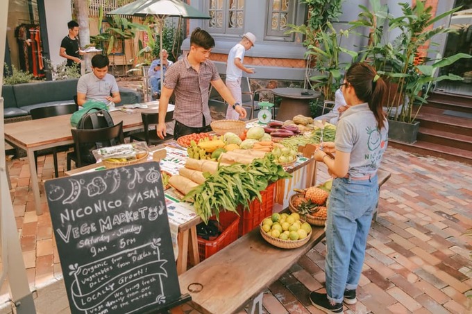 Nói là chợ nhưng thực chất chỉ có hơn 10 quầy hàng bán đủ loại nông sản. Mỗi quầy đều có bảng hiệu tiếng Anh ghi nguồn gốc, xuất xứ hàng hóa... để cho khách ngước ngoài dễ hiểu. Phần lớn nhân viên có thể nói tiếng Anh.