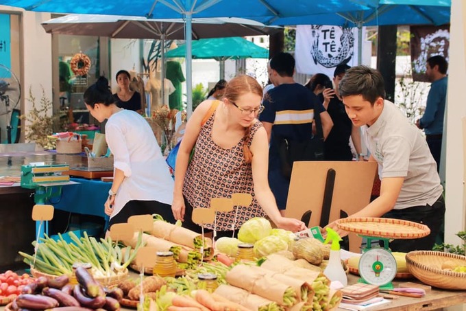 Vì nằm xa trung tâm nên chợ không đông, bạn không phải chen chúc. Chợ không chỉ hút khách Tây mà nhiều bạn trẻ cũng tranh thủ ghé vào dịp cuối tuần. Điểm cộng là dù trời mưa thì nơi này cũng không nhếch nhác. Chợ mở cửa từ 9h đến 22h, bạn nên tránh giờ trưa cho đỡ nóng. 