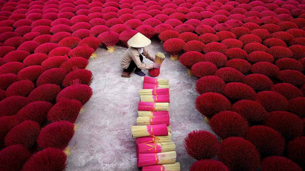 Một công đoạn làm nhang ở xã Quảng Phú Cầu, ngoại ô Hà Nội - Ảnh: AFP/ Getty Images