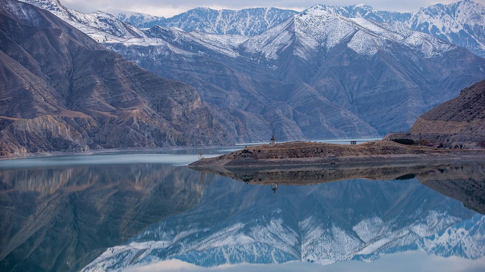 Núi tuyết in bóng xuống hồ Tortum ở Erzurum, Thổ Nhĩ Kỳ - Ảnh: Getty Images