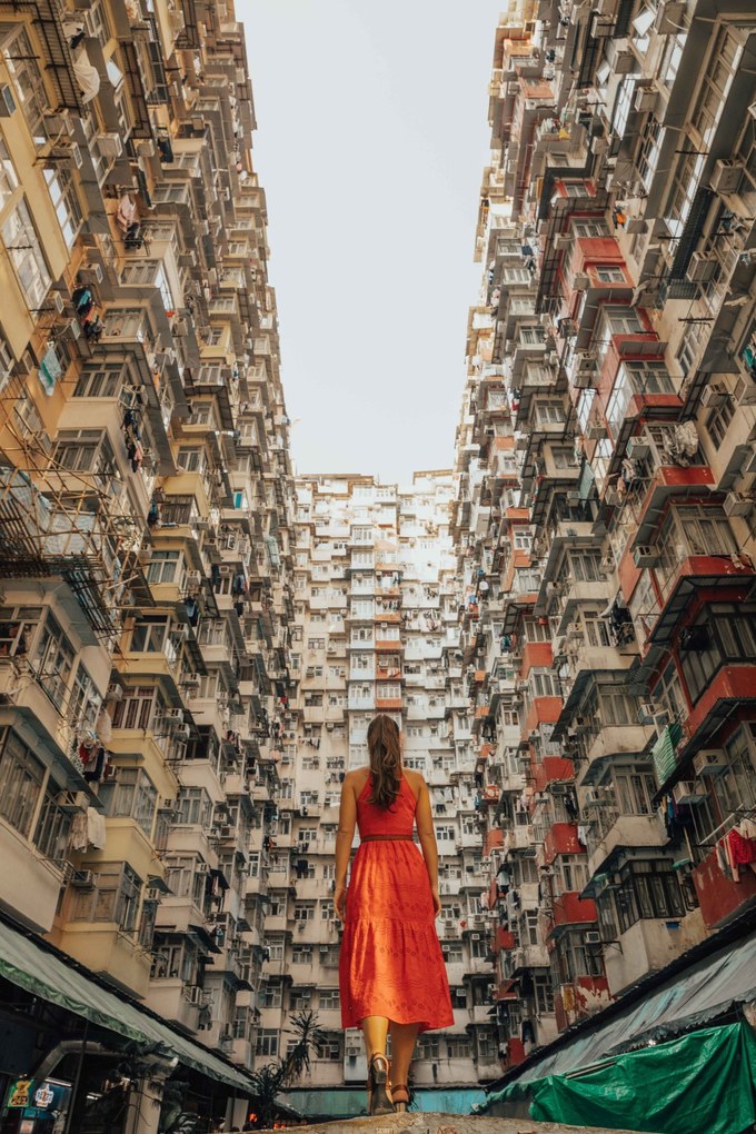 Chung cư Montane Mansion  Kể từ khi xuất hiện liên tiếp trong hai bộ phim bom tấn Hollywood: Transformers 4 - Age of Extinction và Ghost in the Shell (Vỏ bọc ma), khu chung cư Montane Mansion, Yick Fat trở thành địa điểm rất hot trên Instagram. Không khó để bắt gặp những chung cư cao ngất trời ở Hong Kong vì mật độ dân số quá khủng. Nhưng với kiến trúc 3 phía đều là nhà cao ngút trời thì không nơi nào ở Hong Kong lại có góc ảnh độc đáo tới vậy.