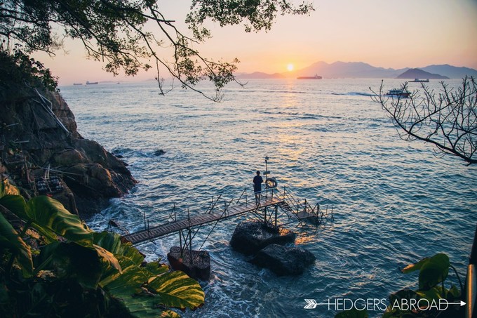 Cầu tắm Sai Wan Nằm ở Tây Bắc Kong Kong, cầu tắm Sai Wan là nơi lý tưởng để chụp ảnh cưới, ảnh du lịch. Mặc dù nằm khá xa trung tâm nhưng với cảnh quan độc đáo, lãng mạn, khu vực này vẫn thu hút du khách và nổi tiếng trên Instagram. Ngoài chụp ảnh, cầu tắm vốn được sử dụng cho những người muốn hòa mình vào dòng nước biển mát lành ở Sai Wan.