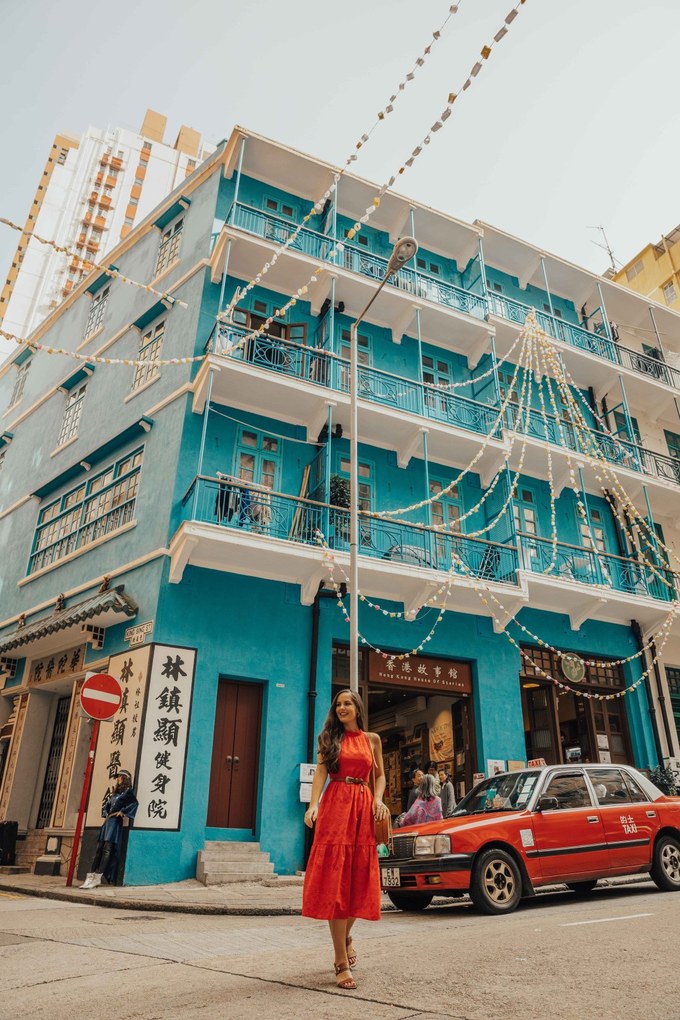 Blue House Tòa nhà màu xanh dương đậm từng xuất hiện trong nhiều bộ phim nổi tiếng của TVB. Từ chung cư Montane Mansion, bạn chỉ cần đi bộ một đoạn ngắn là có thể tới đây. Tuy nhiên, số người xếp hàng chụp ảnh cũng không ít nên bạn cũng cần căn góc khá lâu.