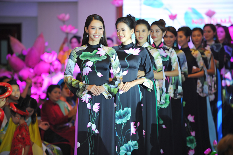 Hơn 100 người mẫu Việt lộng lẫy trong buổi họp báo “Người mẫu - Đại sứ áo dài Việt Nam năm 2019”.5