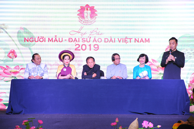 Hơn 100 người mẫu Việt lộng lẫy trong buổi họp báo “Người mẫu - Đại sứ áo dài Việt Nam năm 2019”