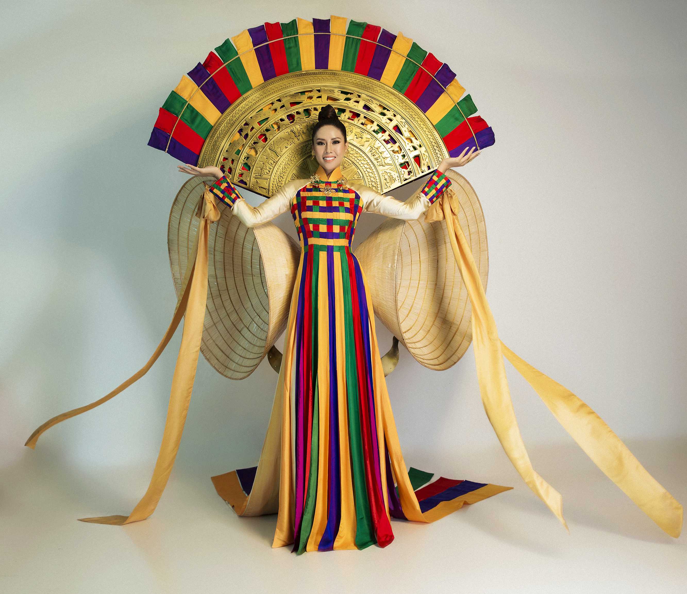 Nguyen Thi Loan_national costume Miss Universe 2017