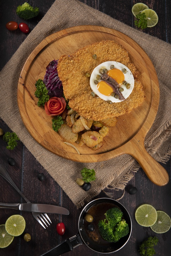 Schnitzel (Thịt tẩm vụn bánh mì chiên giòn)