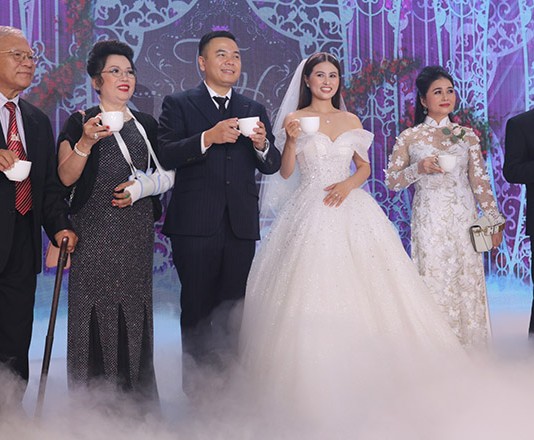 Vợ chồng Trấn Thành cùng dàn sao dự tiệc cưới đạo diễn Nhất Trung