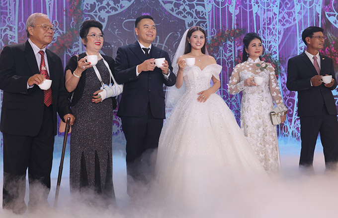 Vợ chồng Trấn Thành cùng dàn sao dự tiệc cưới đạo diễn Nhất Trung10