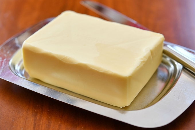 Bơ tảng sẽ giữ được lâu hơn nếu bạn để trong tủ lạnh. Nhiệt độ thấp giúp bơ không bị chảy hay xỉn mốc. Đặt bơ trong ngăn mát. Khi ăn, chỉ việc lấy ra rã đông là được.