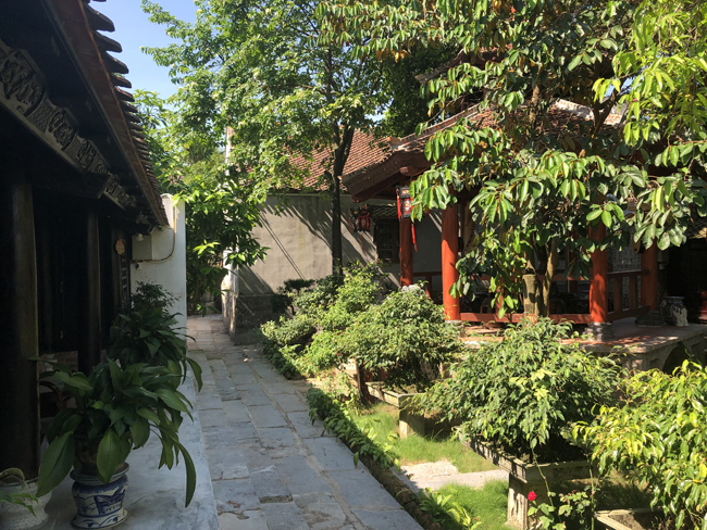 Các homestay bản địa có dịch vụ ăn sáng, tour đưa khách du lịch đi tham quan các nhà thờ, nơi làm kèn đồng, xem múa rối nước, đan lưới. Bạn cũng có thể mượn xe đạp, trò chuyện với chủ nhà để tìm hiểu về phong tục địa phương, các món đồ cổ trong ngôi nhà.