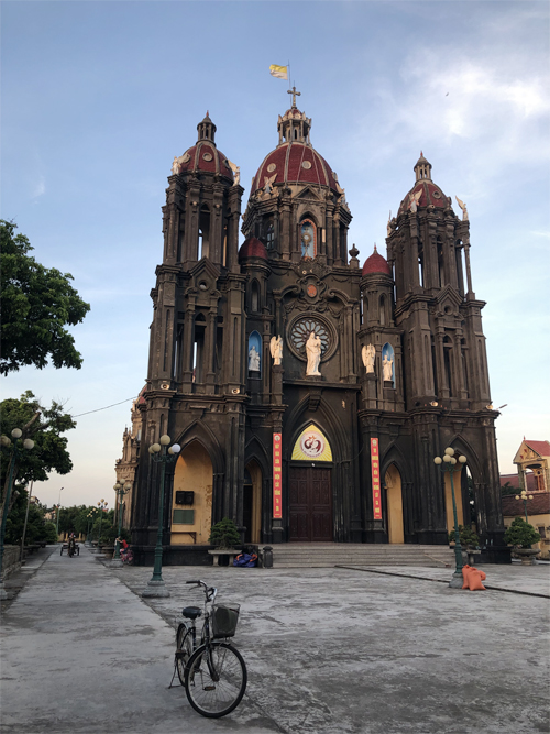 Do các nhà thờ ở khá gần nhau, bạn có thể thuê xe đạp hoặc xe máy để khám phá các nhà thờ trong vùng. Một công trình nhà thờ với màu sơn khác biệt ở làng Phạm Pháo.