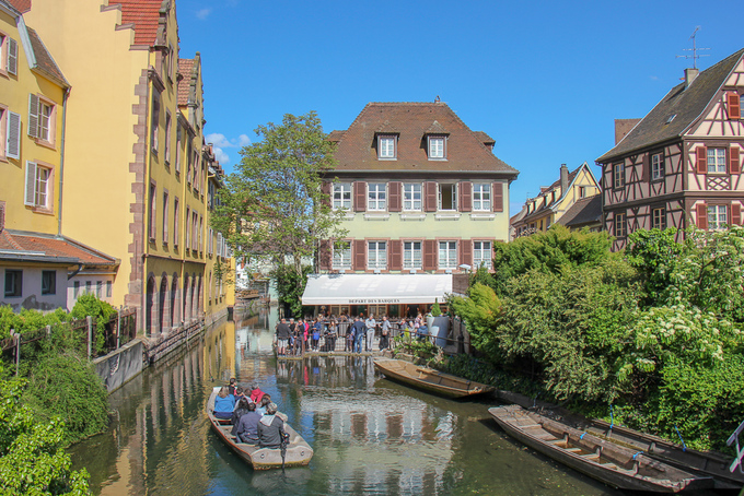 Colmar còn được ví như Little Venice (Venice thu nhỏ) của Pháp. Du khách đến đây thường ngồi thuyền gỗ xuyên qua những cây cầu đá bắt qua sông, ngắm dãy nhà dọc bờ sông Lauch thơ mộng.