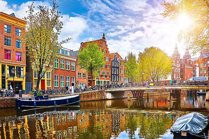 Dòng kênh hiền hòa, lãng mạn ở thành phố Amsterdam.