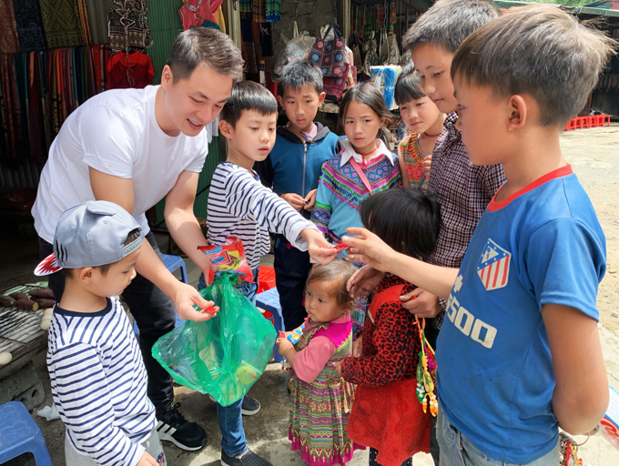 Hai vợ chồng hướng dẫn các con tặng bánh kẹo, chơi đùa, hòa đồng với các em nhỏ đồng bào dân tộc. Đăng Khôi muốn giáo dục các con về cuộc sống khó khăn ở vùng cao để trân trọng cuộc sống mình đang có và biết chia sẻ nhiều hơn với những người xung quanh. 