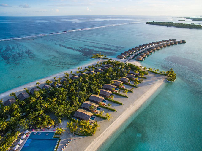 Maldives không còn là điểm đến xa lạ với du khách Việt nói chung và giới nghệ sĩ nói chung. Đảo quốc này tách biệt gần như hoàn toàn với thế giới xung quanh. Tới đây, du khách thường chỉ có thể di chuyển bằng máy bay đến thủ đô Male, sau đó tùy theo sở thích và nhu cầu, chọn cho mình một resort ưng ý và tận hưởng. Vợ chồng Ốc Thanh Vân lựa chọn resort Club Med Kani Maldives - một hệ thống khu nghỉ dưỡng toàn cầu khá nổi tiếng. Tại Maldives, chuỗi này có khu Kani và Finolhu, nằm trên 2 hòn đảo cách nhau 5 phút đi tàu. Hai hòn đảo này có tàu chạy qua theo khung giờ cách nhau khoảng 2 tiếng, chuyến cuối lúc 12h30.