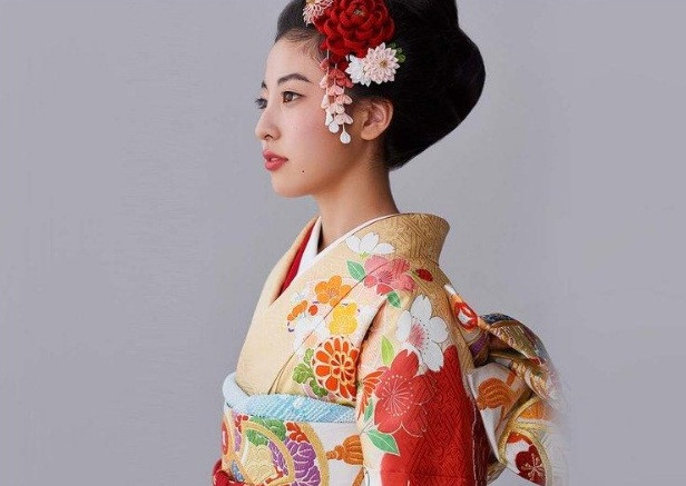 Chân dung người con gái Nhật đang khoác trên mình bộ trang phục truyền thống kimono