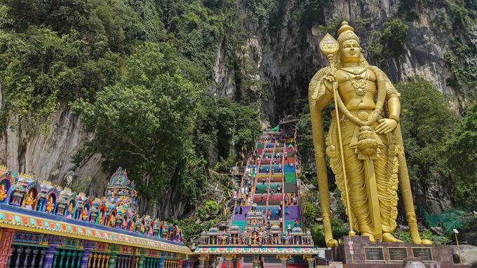 Động Batu nằm cách thủ đô Kuala Lumpur khoảng 13km về phía Bắc là một trong những điểm du lịch hút khách ở Malaysia. Ngay cửa động là tượng thần Subramaniam (Chúa tể Murugan) quyền lực nhất của đạo Hindu được sơn nhũ vàng, cao 42,7m.