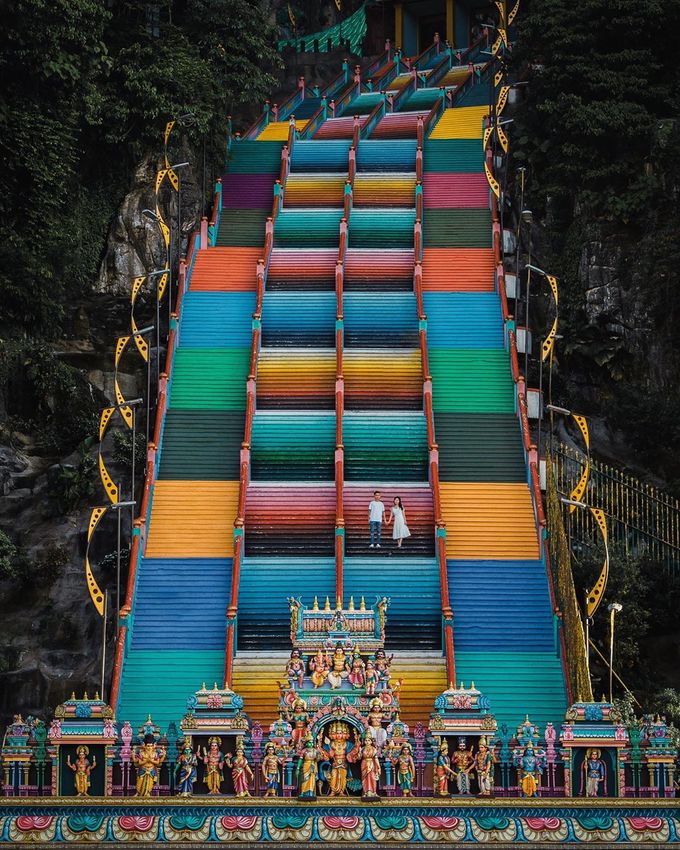 Du khách phải leo 272 bậc thang để lên đến ngôi đền thờ Ấn Độ giáo ở độ cao tầm 100m. Các bậc thang được sơn nhiều màu, nhìn từ xa như một bảng màu vẽ đẹp mắt.