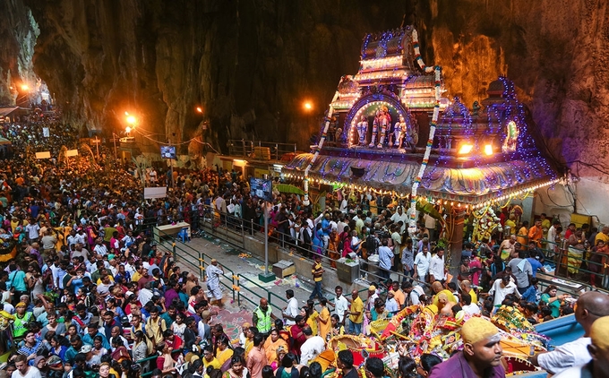 Hằng năm, hơn 1 triệu tín đồ Hindu hành hương về đây nhân lễ Thaipusam (rằm tháng 10 theo lịch Tamil, thường rơi vào khoảng giữa tháng 1 đến đầu tháng 2 dương lịch). Phong tục khiến người ta cảm thấy rùng rợn của lễ hội này là những màn hành xác đáng sợ như xiên vật sắc nhọn lên cơ thể, móc sắt móc vào da thịt, đi trên đinh… Người tham gia dường như không còn cảm giác về sự đau đớn. Họ tin rằng đây chính là cách để minh chứng sự trong sạch, đức hạnh, và cũng là cách để gột rửa tội lỗi.